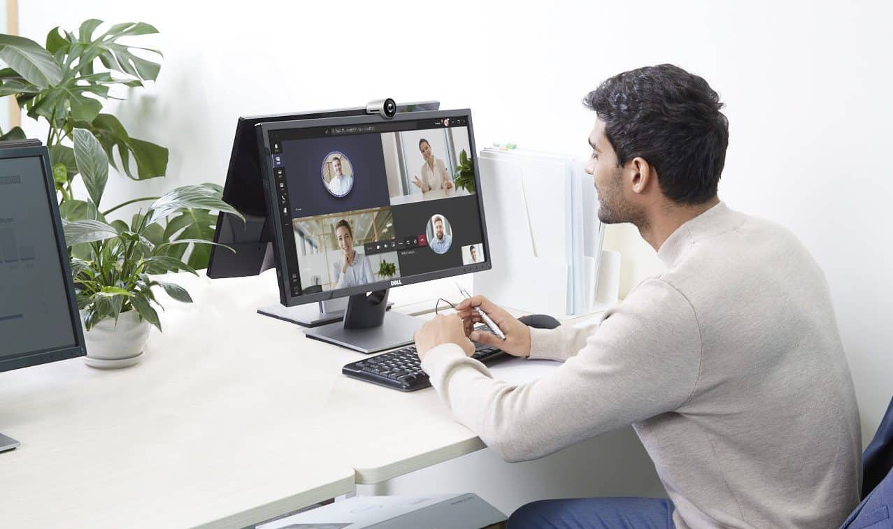 personne pratiquant le télétravail efficacement grâce aux outils de telephonie VoIP Yealink