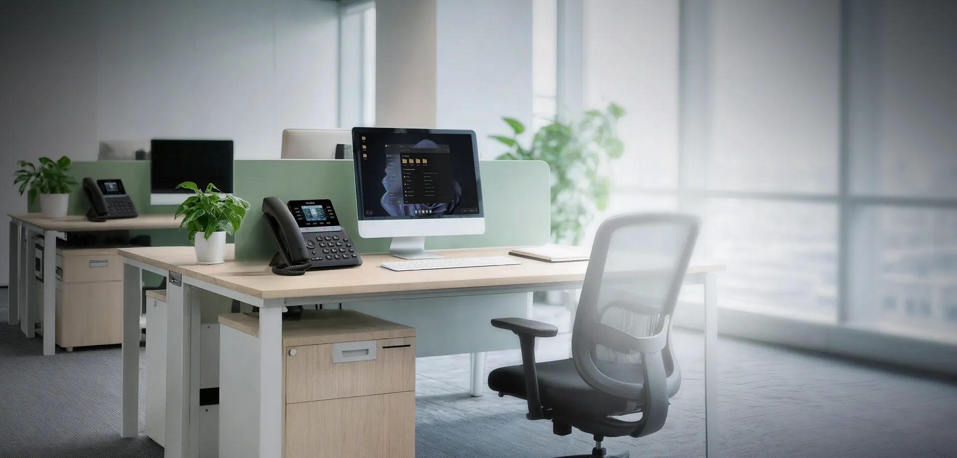 Téléphone IP professionnel Yealink SIP-T73U installé sur un bureau d’entreprise